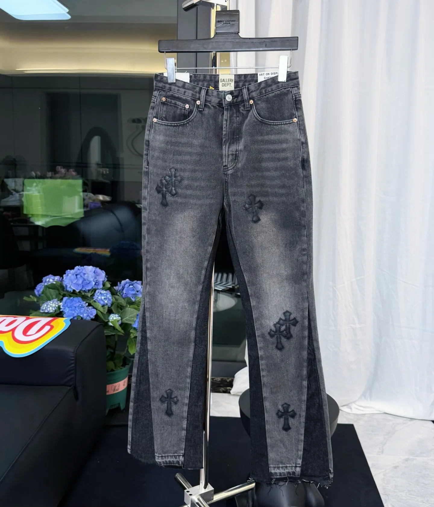 P240 Style No.: D218 GALLERY DEPT & Chrome Hearts Co-branded loose washed flared jeans with cross stitching to truly restore the ultimate vintage texture. Original hardware accessories, washed and other elevators, QR code analysis are all from the original factory, high degree of restoration, you are welcome to compare with a certain product~ Three-dimensional version Loose and comfortable, not picky about the figure, taller and slimmer, factory Seiko, original factory quality control, same style for men and women, can be matched with couples, versatile recommendation, must-have jeans for all seasons Trendy people have been disappointed. From the quality selection of fabrics, the tailoring of details, and the matching of patterns, everything is impeccable! The upper body is so handsome when worn...it can be easily worn by men, women and children! The craftsmanship uses heavy-duty washed pure cotton denim fabric. After washing, it is soft and thick. It is very stylish when worn on the body. Size: 28, 30, 32, 34, 36 (S-XXL) Color: Stitching